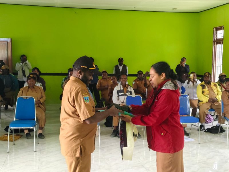 Fransina Rumbiak Mote, S.Km dan Leander Mote, S. Kep saat Serah Terima Jabatan Kepala Puskesmas Waghete (26/01). 