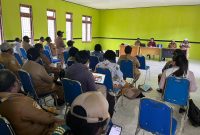 Kepala Dinas Kesehatan Kabupaten Deiyai, Fransina Rumbiak Mote, S.Km, saat memaparkan arah kebijakan pembangunan kesehatan tahun 2026 dalam rapat koordinasi di Aula Dinkes Deiyai, Senin (26/1).