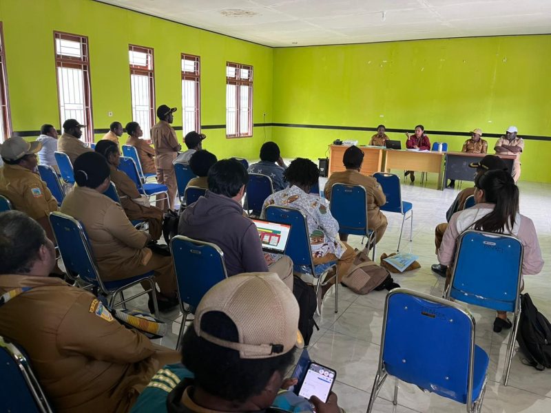 Kepala Dinas Kesehatan Kabupaten Deiyai, Fransina Rumbiak Mote, S.Km, saat memaparkan arah kebijakan pembangunan kesehatan tahun 2026 dalam rapat koordinasi di Aula Dinkes Deiyai, Senin (26/1).