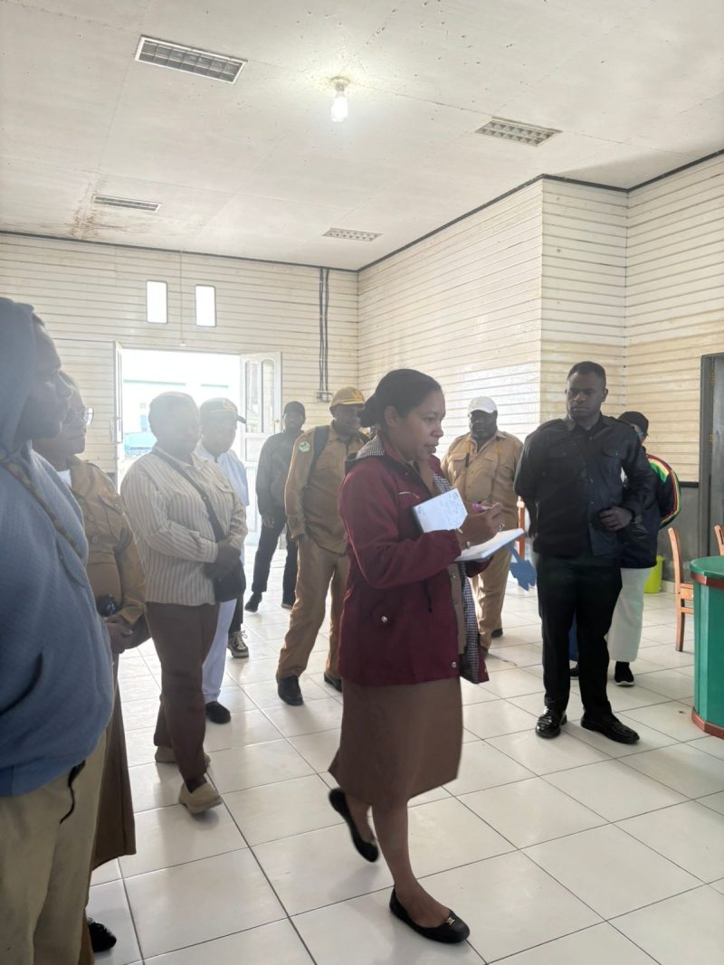 Kepala Dinas Kesehatan Deiyai, Fransina Rumbiak Mote, S.Km, melakukan sidak mendadak ke RSUD Pratama Waghete (27/1).