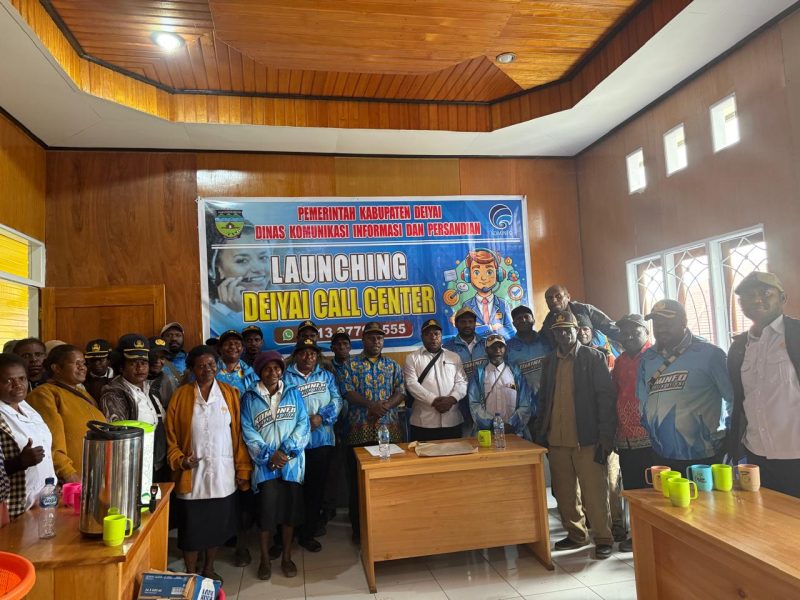 Foto bersama usai rapat penentuan Admin pengelolaan Call Centre dan Website di Ruang Rapat Dinas Kominfo pada Rabu, 28/1/2026. 