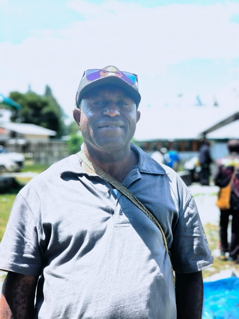 Plt Kepala Dinas Ketahanan Pangan Deiyai, Melianus Dogopia, saat memberikan sosialisasi pemanfaatan lahan dan pembuatan pupuk organik di Aula BKPSDM Deiyai, Rabu (28/01).