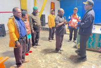 Sekretaris Daerah Kabupaten Deiyai, Ambrosius Eria, S.Pd., menyerahkan bantuan dana sebesar Rp300 juta kepada kontingen Dekenat Tigi untuk menyukseskan Muspasme ke-8 di Komopa.