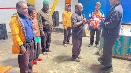 Sekretaris Daerah Kabupaten Deiyai, Ambrosius Eria, S.Pd., menyerahkan bantuan dana sebesar Rp300 juta kepada kontingen Dekenat Tigi untuk menyukseskan Muspasme ke-8 di Komopa.