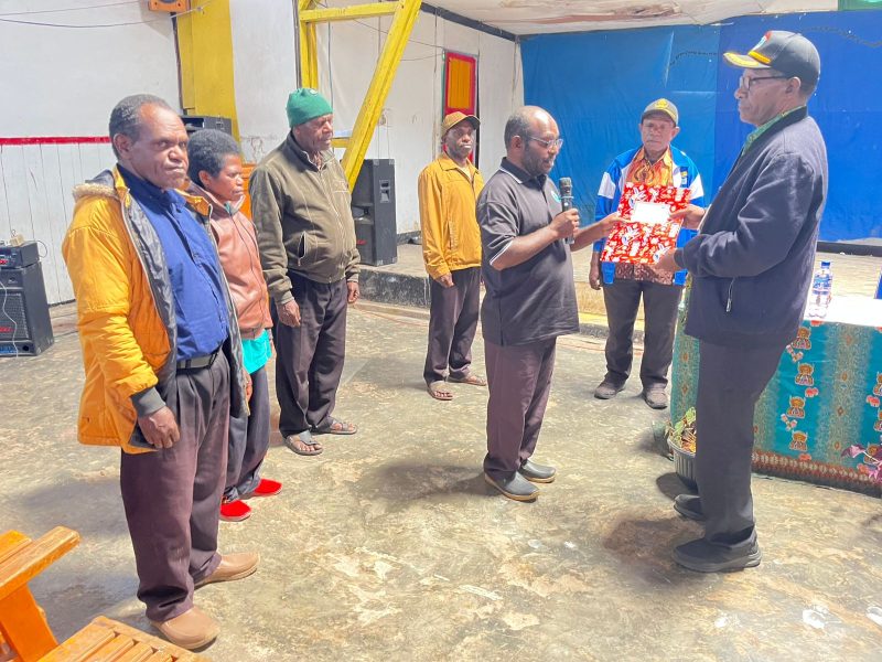 Sekretaris Daerah Kabupaten Deiyai, Ambrosius Eria, S.Pd., menyerahkan bantuan dana sebesar Rp300 juta kepada kontingen Dekenat Tigi untuk menyukseskan Muspasme ke-8 di Komopa.