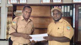 Daniel Bunai, SE., ST (kanan) saat melakukan serah terima jabatan Kepala Bagian Humas Kabupaten Deiyai kepada Yehezkiel Kotouki, SH., MH (kanan) di Kantor Sekretariat Daerah, Selasa (20/1/2026).