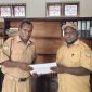 Daniel Bunai, SE., ST (kanan) saat melakukan serah terima jabatan Kepala Bagian Humas Kabupaten Deiyai kepada Yehezkiel Kotouki, SH., MH (kanan) di Kantor Sekretariat Daerah, Selasa (20/1/2026).