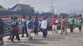 Bupati Deiyai Melkianus Mote, ST bersama seluruh ASN dan Tenaga Kontrak melaksanakan senam pagi di halaman Kantor Bupati, Jumat (24/1).