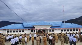 Wakil Bupati Deiyai saat memberikan amanat dalam Apel Gabungan ASN dan Tenaga Kontrak di halaman Kantor Bupati, Senin (26/1/2026).