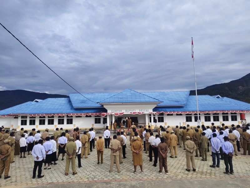 Wakil Bupati Deiyai saat memberikan amanat dalam Apel Gabungan ASN dan Tenaga Kontrak di halaman Kantor Bupati, Senin (26/1/2026).