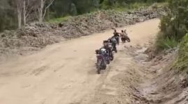 Tampak badan jalan menuju Distrik Kapiraya 