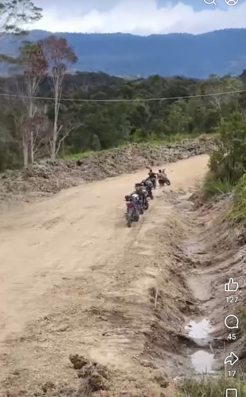 Tampak badan jalan menuju Distrik Kapiraya 