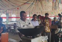 drh. Daud Edowai saat memberikan materi manajemen kesehatan dan pakan ternak babi kepada Pemuda Kingmi Klasis Anugerah Tigi Barat di Gedung Gereja Kingmi Maranatha Onago, Jumat (30/1/2026).