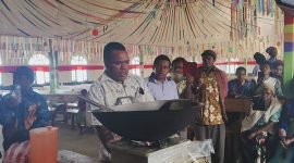 drh. Daud Edowai saat memberikan materi manajemen kesehatan dan pakan ternak babi kepada Pemuda Kingmi Klasis Anugerah Tigi Barat di Gedung Gereja Kingmi Maranatha Onago, Jumat (30/1/2026).