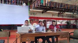 Dokter Hewan Daud Edowai didampingi Notulen Aten Pekei dan Moderator Derik Giyai saat pemaparan materi pada Jumat, 30/1/2026