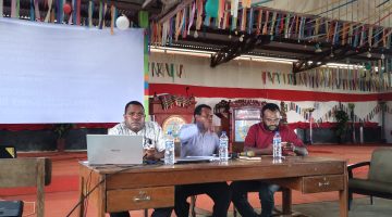 Dokter Hewan Daud Edowai didampingi Notulen Aten Pekei dan Moderator Derik Giyai saat pemaparan materi pada Jumat, 30/1/2026