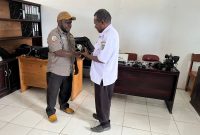 Momen khidmat serah terima jabatan Kabag Humas Setda Kabupaten Deiyai dari Daniel Bunai, SE., ST., kepada Yehezkiel Kotouki, SH., MH. Sinergi baru untuk informasi publik yang lebih transparan dan cepat.