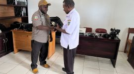 Momen khidmat serah terima jabatan Kabag Humas Setda Kabupaten Deiyai dari Daniel Bunai, SE., ST., kepada Yehezkiel Kotouki, SH., MH. Sinergi baru untuk informasi publik yang lebih transparan dan cepat.