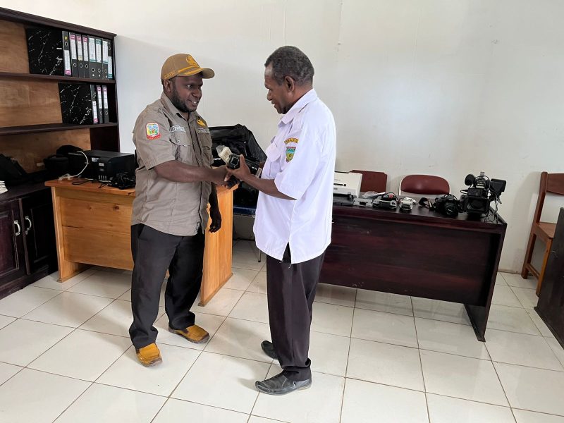 Momen khidmat serah terima jabatan Kabag Humas Setda Kabupaten Deiyai dari Daniel Bunai, SE., ST., kepada Yehezkiel Kotouki, SH., MH. Sinergi baru untuk informasi publik yang lebih transparan dan cepat.