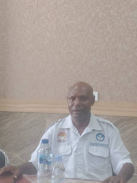 Rektor USWIM Nabire, Dr. Petrus Tekege, memberikan keterangan terkait penyaluran bantuan pendidikan dari Pemprov Papua Tengah untuk 1.967 mahasiswa di ruang kerjanya, Kamis (29/01).