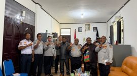 Anggota MRP Papua Tengah, Donatus Mote dan Wakil Ketua IV John NR Gobai saat melakukan pertemuan strategis bersama Kepala Dinas Perhubungan Provinsi Papua Tengah beserta jajaran (10/2).