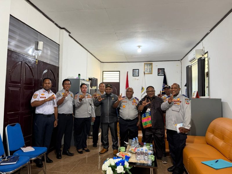 Anggota MRP Papua Tengah, Donatus Mote dan Wakil Ketua IV John NR Gobai saat melakukan pertemuan strategis bersama Kepala Dinas Perhubungan Provinsi Papua Tengah beserta jajaran (10/2).