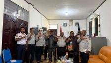 Anggota MRP Papua Tengah, Donatus Mote dan Wakil Ketua IV John NR Gobai saat melakukan pertemuan strategis bersama Kepala Dinas Perhubungan Provinsi Papua Tengah beserta jajaran (10/2).