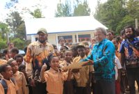 Direktur Eksekutif YKKMP, Theo Hesegem, menyambangi SD YPPP Sapalek dan SD Yapesli di Jayawijaya untuk menyalurkan bantuan alat tulis bagi anak-anak pengungsi asal Nduga (30/1).