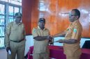 Sekretaris Daerah Kabupaten Deiyai, Ambrosius Eria (kiri), saat melakukan serah terima jabatan Kepala Bappeda kepada Melianus Dogopia (kanan) di Waghete, Senin (2/2). 