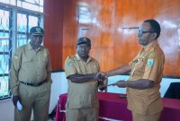 Sekretaris Daerah Kabupaten Deiyai, Ambrosius Eria (kiri), saat melakukan serah terima jabatan Kepala Bappeda kepada Melianus Dogopia (kanan) di Waghete, Senin (2/2). 