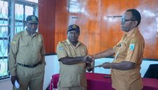 Sekretaris Daerah Kabupaten Deiyai, Ambrosius Eria (kiri), saat melakukan serah terima jabatan Kepala Bappeda kepada Melianus Dogopia (kanan) di Waghete, Senin (2/2). 