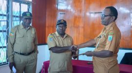 Sekretaris Daerah Kabupaten Deiyai, Ambrosius Eria (kiri), saat melakukan serah terima jabatan Kepala Bappeda kepada Melianus Dogopia (kanan) di Waghete, Senin (2/2). 