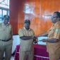 Sekretaris Daerah Kabupaten Deiyai, Ambrosius Eria (kiri), saat melakukan serah terima jabatan Kepala Bappeda kepada Melianus Dogopia (kanan) di Waghete, Senin (2/2). 