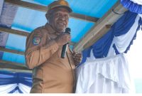 Staf Ahli Gubernur Papua Tengah, Marten Ukago (tengah), saat membacakan sambutan Gubernur Meki Nawipa pada pembukaan Muspas Mee VIII di Paroki Kristus Jaya Komopa, Paniai, Senin (2/2).