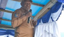 Staf Ahli Gubernur Papua Tengah, Marten Ukago (tengah), saat membacakan sambutan Gubernur Meki Nawipa pada pembukaan Muspas Mee VIII di Paroki Kristus Jaya Komopa, Paniai, Senin (2/2).