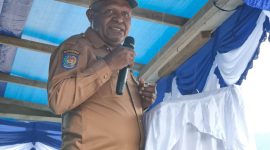 Staf Ahli Gubernur Papua Tengah, Marten Ukago (tengah), saat membacakan sambutan Gubernur Meki Nawipa pada pembukaan Muspas Mee VIII di Paroki Kristus Jaya Komopa, Paniai, Senin (2/2).