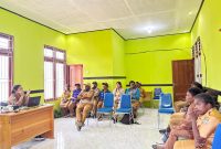 Kepala Dinas Kesehatan Kabupaten Deiyai, Fransina Rumbiak Mote, S.KM (tengah), saat memimpin rapat koordinasi percepatan akreditasi bersama Direktur RSUD Deiyai dan jajaran teknis.