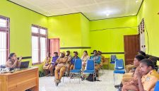 Kepala Dinas Kesehatan Kabupaten Deiyai, Fransina Rumbiak Mote, S.KM (tengah), saat memimpin rapat koordinasi percepatan akreditasi bersama Direktur RSUD Deiyai dan jajaran teknis.