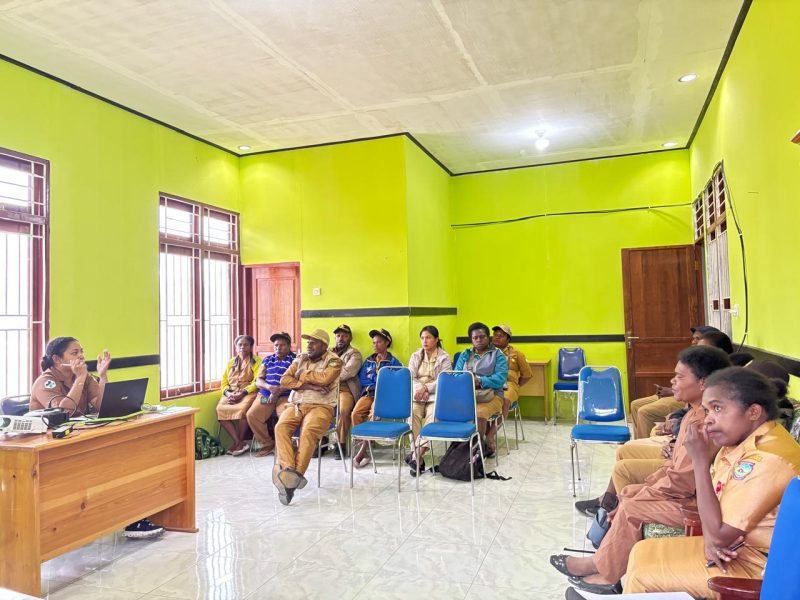 Kepala Dinas Kesehatan Kabupaten Deiyai, Fransina Rumbiak Mote, S.KM (tengah), saat memimpin rapat koordinasi percepatan akreditasi bersama Direktur RSUD Deiyai dan jajaran teknis.