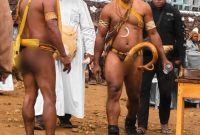 Mengenakan busana adat khas Suku Mee, Bupati Paniai Yampit Nawipa hadir langsung menutup MuspasMee ke-VIII di Paroki Kristus Jaya, Komopa.