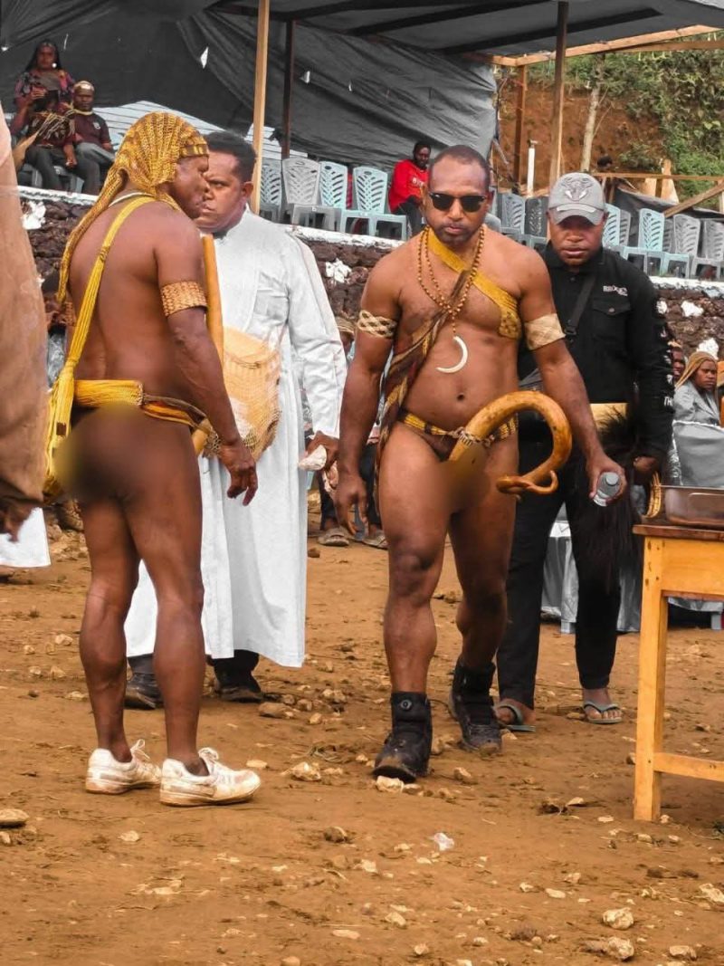 Mengenakan busana adat khas Suku Mee, Bupati Paniai Yampit Nawipa hadir langsung menutup MuspasMee ke-VIII di Paroki Kristus Jaya, Komopa.