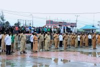Asisten II Setda Deiyai, Mesak Pakage, menyampaikan arahan kepada seluruh ASN Kabupaten Deiyai saat apel bersama di Waghete, Senin (9/2) pagi.