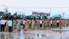 Asisten II Setda Deiyai, Mesak Pakage, menyampaikan arahan kepada seluruh ASN Kabupaten Deiyai saat apel bersama di Waghete, Senin (9/2) pagi.