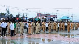 Asisten II Setda Deiyai, Mesak Pakage, menyampaikan arahan kepada seluruh ASN Kabupaten Deiyai saat apel bersama di Waghete, Senin (9/2) pagi.