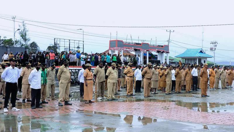 Asisten II Setda Deiyai, Mesak Pakage, menyampaikan arahan kepada seluruh ASN Kabupaten Deiyai saat apel bersama di Waghete, Senin (9/2) pagi.