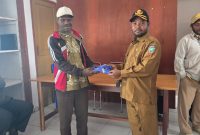 Kepala Dinas Pertanian Kabupaten Deiyai, Aleks Pigai, M.Pd. (kiri), saat menyerahkan secara simbolis pakaian Batik Korpri kepada salah satu tenaga kontrak di Kantor Dinas Pertanian Deiyai, Selasa (10/2/2025).