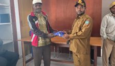 Kepala Dinas Pertanian Kabupaten Deiyai, Aleks Pigai, M.Pd. (kiri), saat menyerahkan secara simbolis pakaian Batik Korpri kepada salah satu tenaga kontrak di Kantor Dinas Pertanian Deiyai, Selasa (10/2/2025).