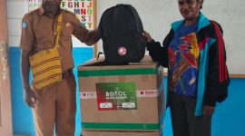 Sekretaris Dinas Pendidikan dan Pengajaran Kabupaten Deiyai, Marselus Bobii (tengah), menyerahkan secara simbolis paket perlengkapan sekolah kepada Kepala Sekolah SD YPPGI Idego, Selasa (10/2/2026).