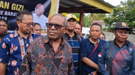 Ketua PGGPT Papua Tengah, Pdt. Dr. Yance Nawipa, M.Th, saat memberikan keterangan pers terkait urgensi penyelesaian tapal batas Kabupaten Deiyai dan Mimika di Nabire, Rabu (11/2).