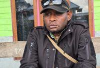 Mesak Edowai, Kepala Suku Mee Distrik Kapiraya, saat memberikan keterangan terkait urgensi pembentukan Pansus Tapal Batas menyusul bentrokan yang kembali pecah di perbatasan Deiyai-Mimika, Rabu (11/2/2026).